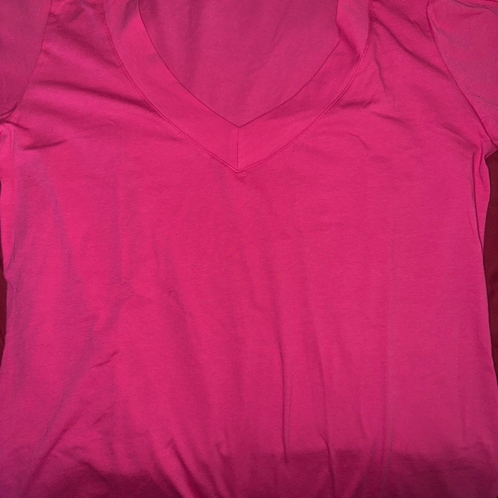 Love V Neck- 2x -Top - NWOT🌹